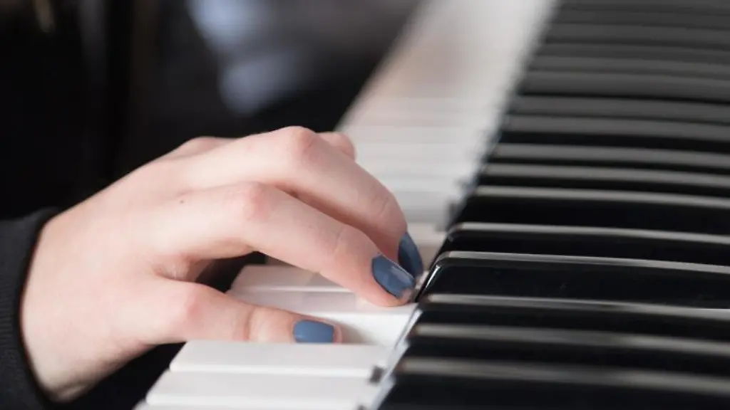 Ein-Schuelerin-spielt-waehrend-eines-Musikunterrichts-auf-einem-Keyboard