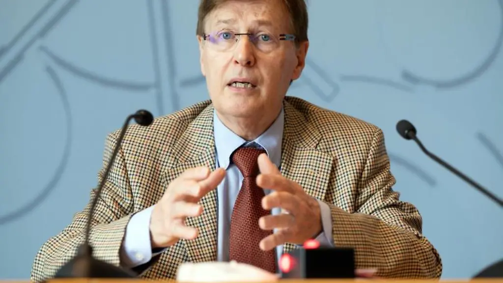 Peter-Biesenbach-CDU-Justizminister-von-Nordrhein-Westfalen-spricht