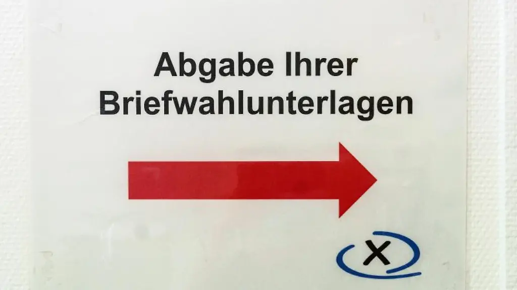 Ein-Hinweis-Abgabe-Ihrer-Briefwahlunterlagen-haengt-im-Briefwahllokal-an-der-Wand