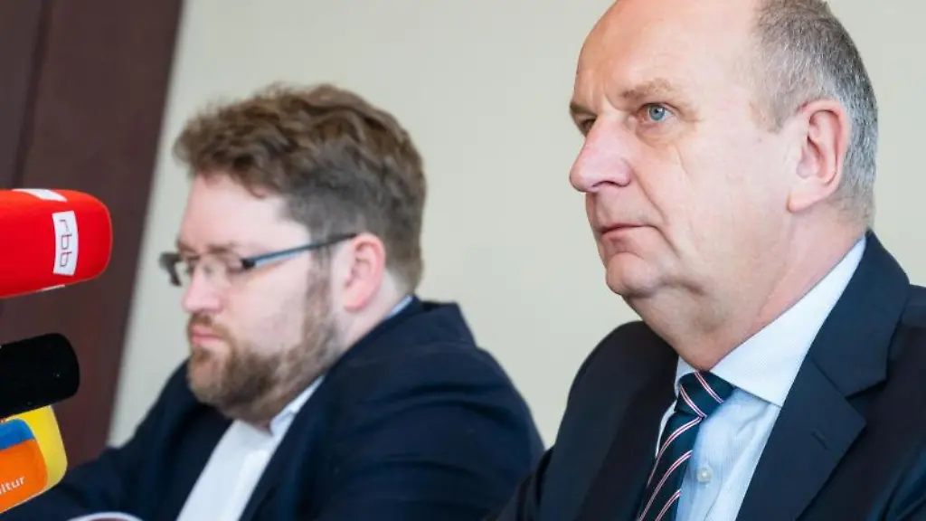 Dietmar-Woidke-SPD-r-und-Benjamin-Lassiwe-Vorsitzender-der-Landespressekonferenz
