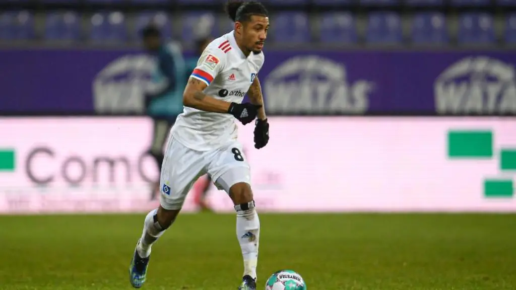 Hamburgs-Jeremy-Dudziak-spielt-den-Ball