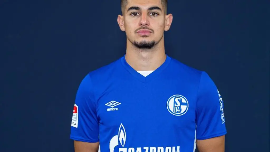 Schalkes-Levent-Mercan-beim-offiziellen-Fotoshooting