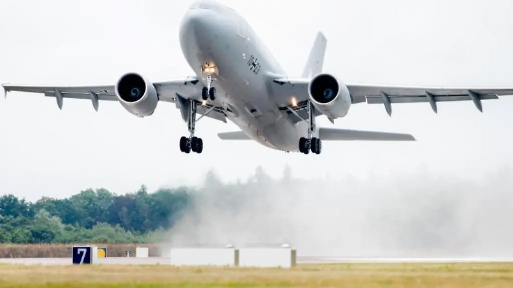 Ein-Transportflugzeug-der-Luftwaffe-startet-auf-einem-Fliegerhorst-der-Region-Hannover