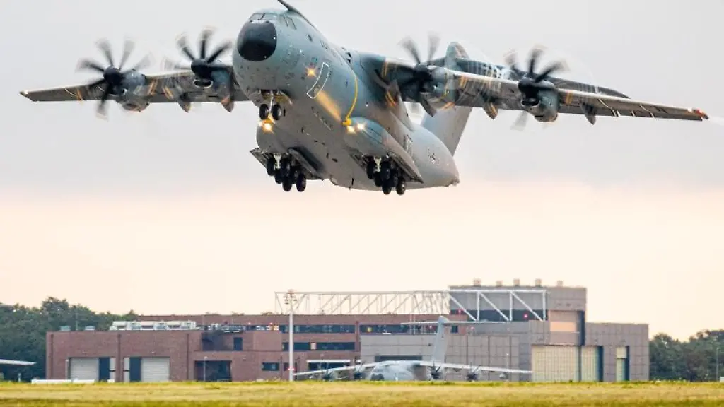 Eine-Maschine-des-Typs-A400M-startet-am-Fliegerhorst-in-Wunstorf-nach-Kabul