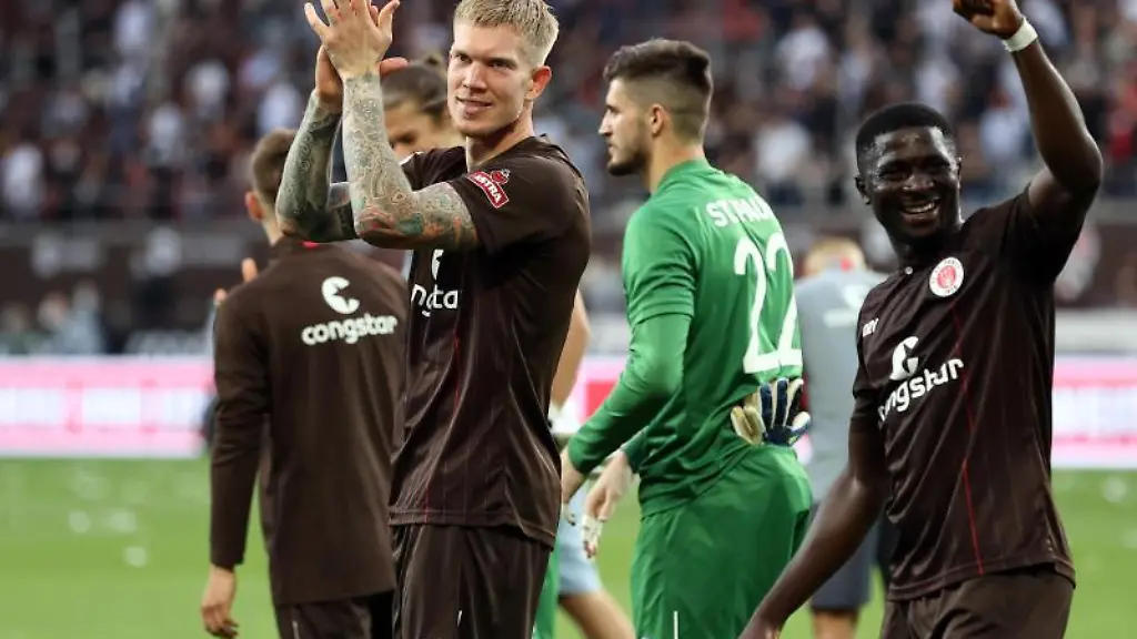 St-Paulis-Simon-Makienok-l-und-St-Paulis-Afeez-Aremu-jubeln-nach-dem-Spiel-ueber-den-Sieg