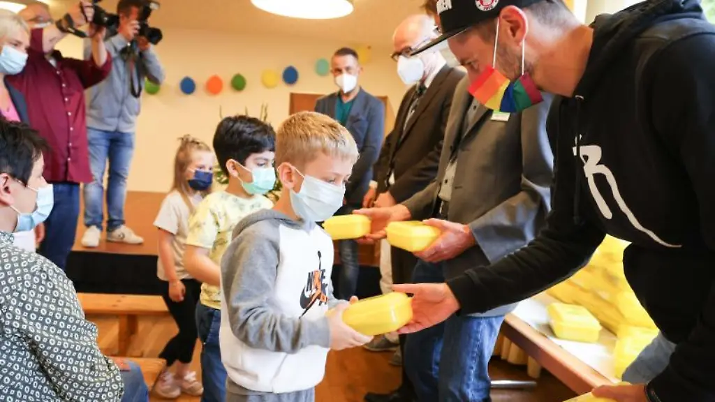 Jan-Philipp-Kalla-r-verteilt-Bio-Brotboxen-an-Erstklaessler