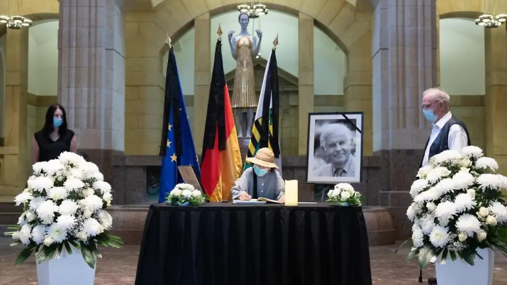 Uta-Maria-Etzold-traegt-sich-neben-ihrem-Ehemann-Gottfried-Etzold-in-ein-Kondolenzbuch-ein