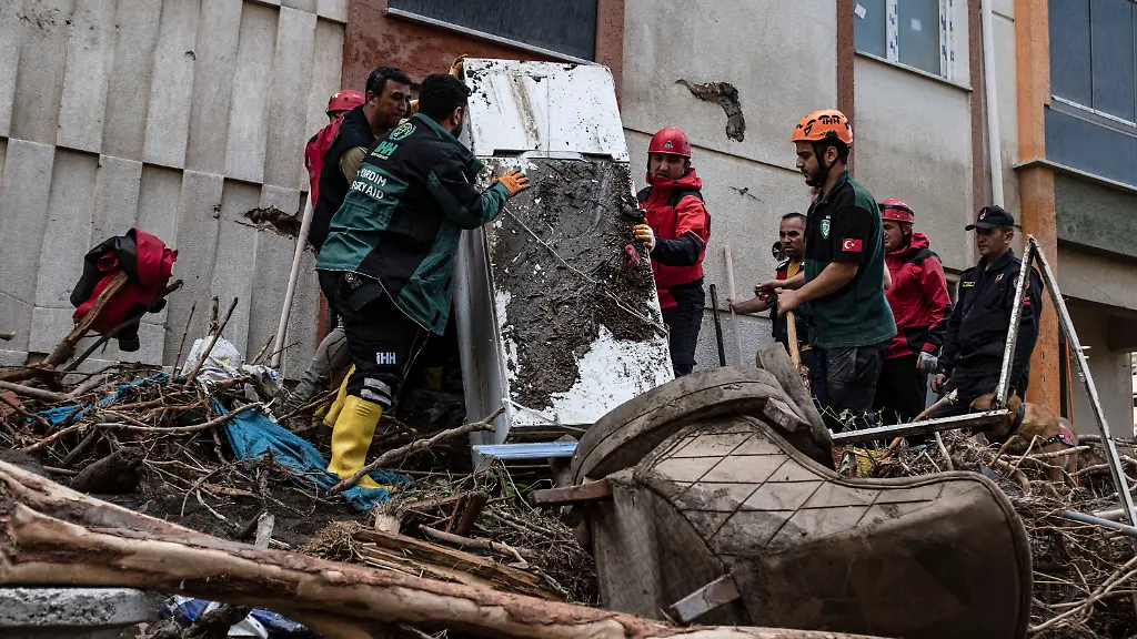 Die-Menschen-im-Norden-der-Tuerkei-versuchen-die-Schaeden-der-Flut-zu-beseitigen-und-suchen-nach-vermissten-Angehoerigen-Die-Flut-ist-die-heftigste-seit-vielen-Jahren