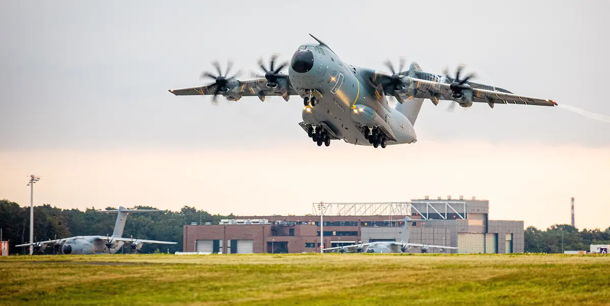 Eine-Bundeswehr-Maschine-des-Typs-A400M-beim-Start