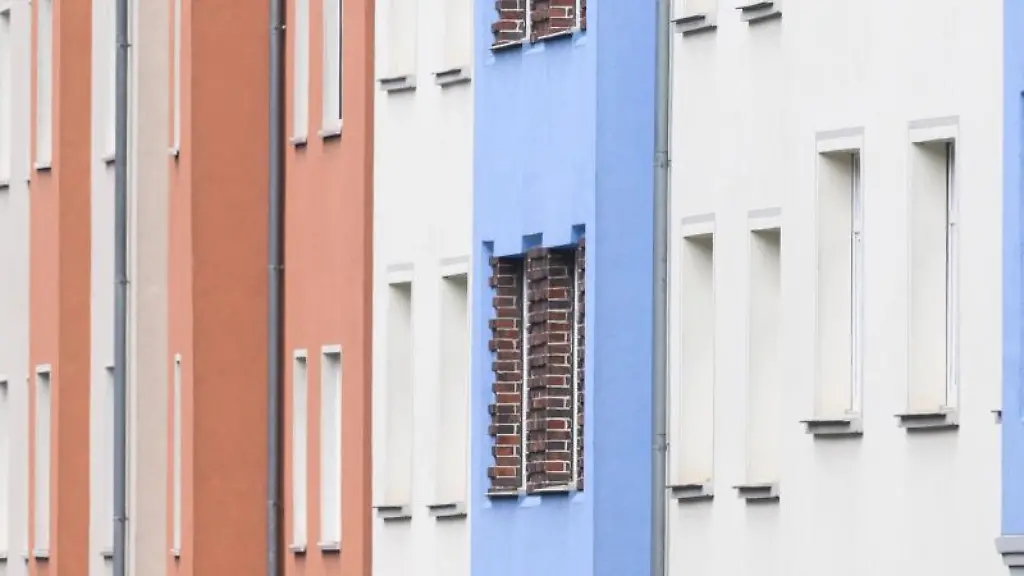 Blick-auf-Mehrfamilienhaeuser-in-der-Innenstadt