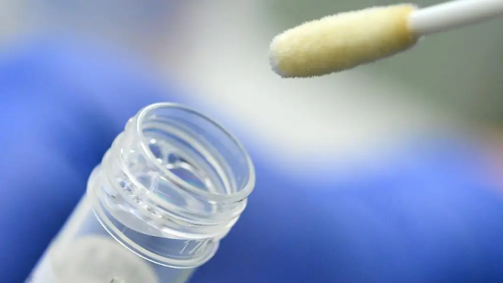 Ein-Tupfer-mit-einem-Abstrich-fuer-einen-Corona-Test