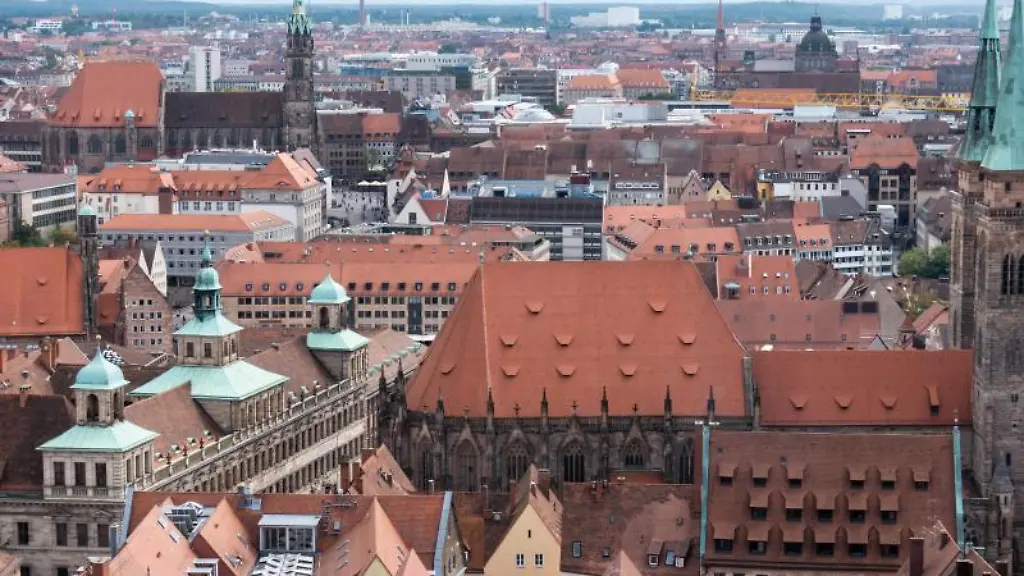 Blick-in-suedliche-Richtung-ueber-die-Altstadt-von-Nuernberg