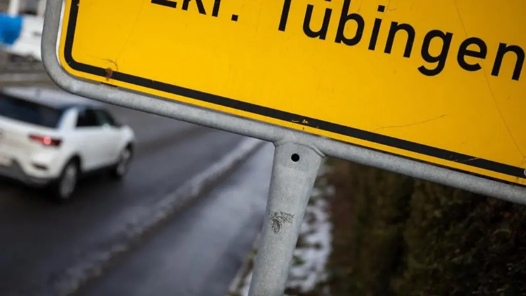 Ein-Auto-faehrt-an-einem-Ortsschild-vorbei-auf-dem-Landkreis-Tuebingen-steht