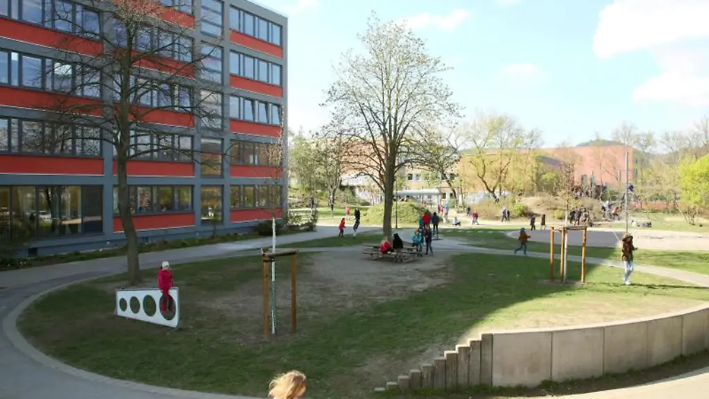 Kinder-spielen-waehrend-der-Unterrichtspause-auf-einem-Schulhof