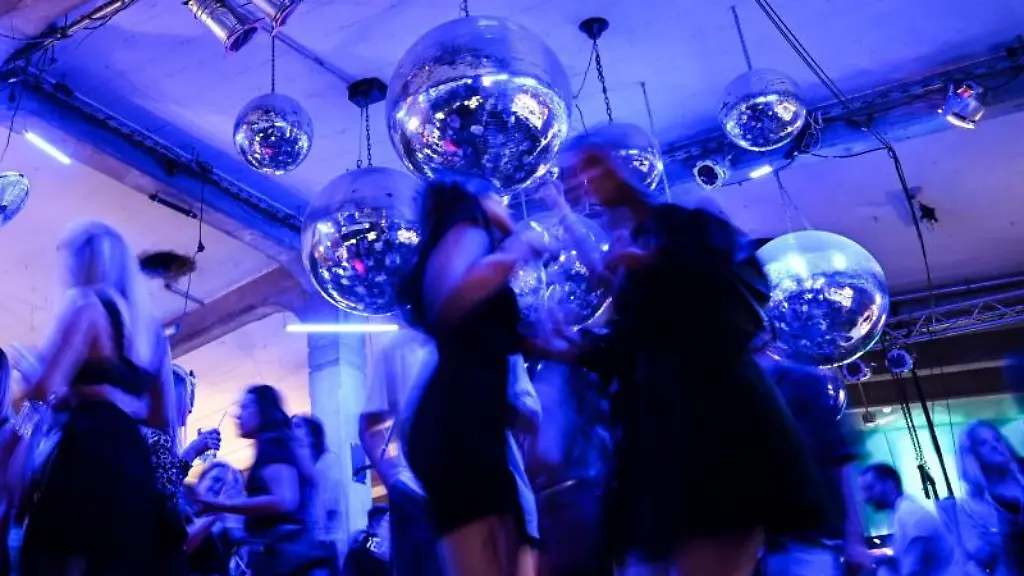 Menschen-tanzen-in-einem-Club