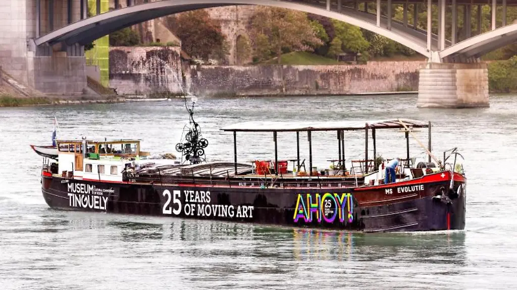 Das-umgebaute-Frachtschiff-MS-Evolutie-auf-dem-Rhein-30-Jahre-nach-dem-Tod-des-Bildhauers-Tinguely-kommt-das-Tinguely-Museum-per-Schiff-nach-Deutschland
