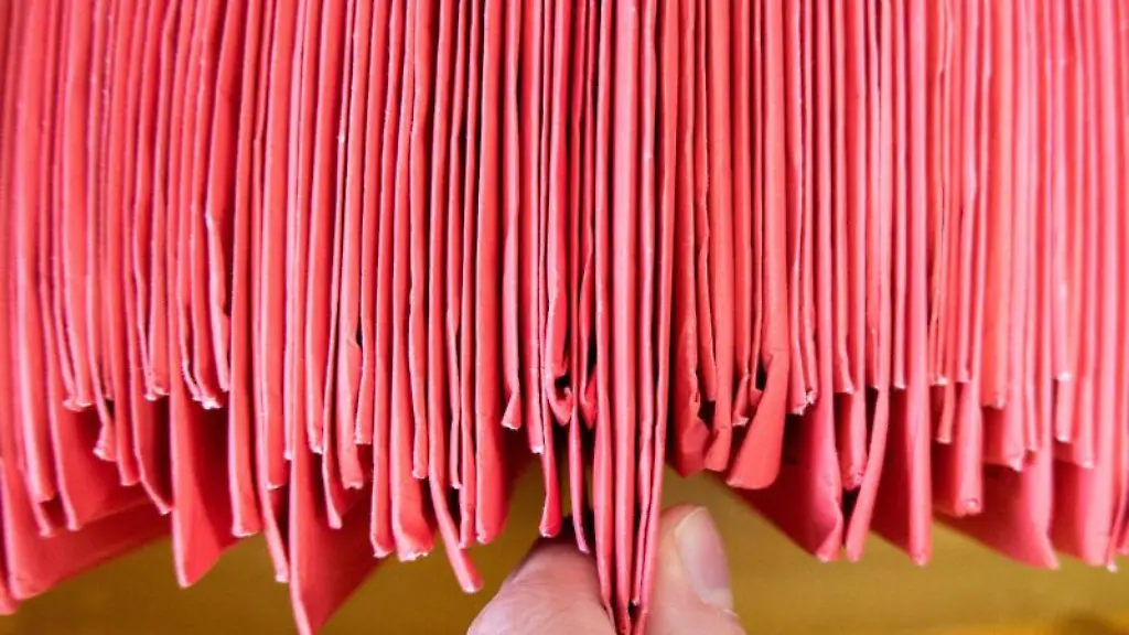 Eine-Wahlhelferin-sortiert-eingegangene-Wahlbriefe-fuer-die-Bundestagswahl