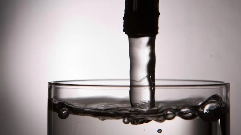 Wasser-fliesst-aus-einem-Wasserhahn-in-ein-Glas