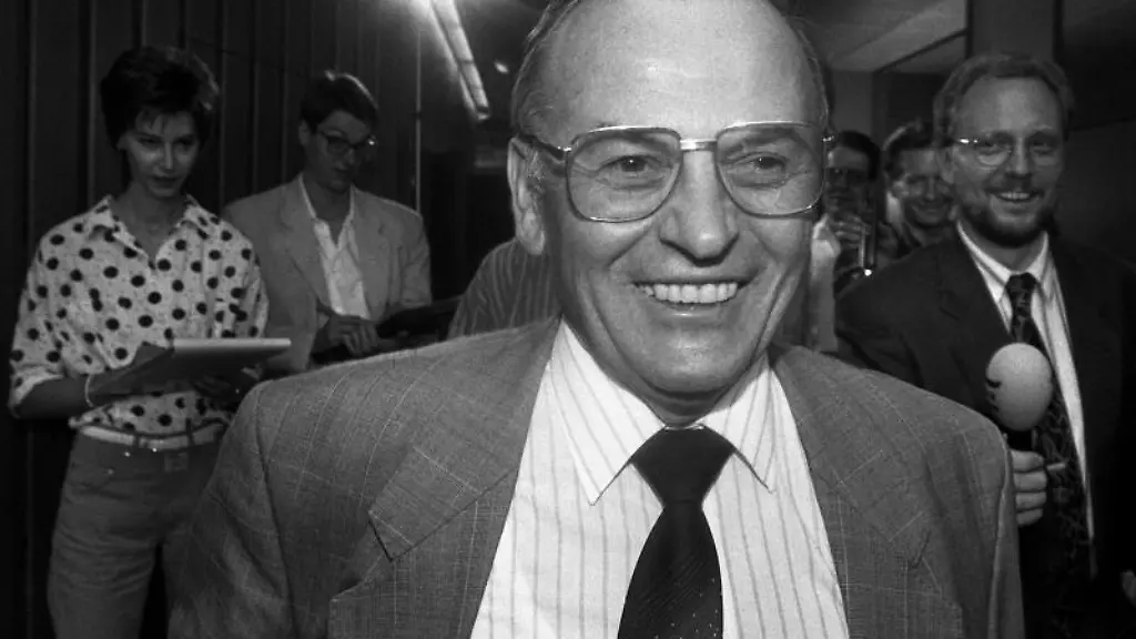 Georg-Gallus-bahnt-sich-im-Jahr-1990-vor-einer-Sitzung-im-Stuttgarter-Landtag-einen-Weg-durch-die-wartenden-Journalisten