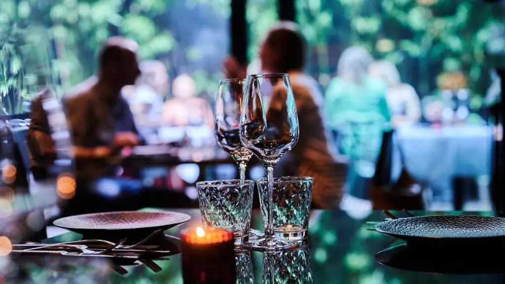 Gaeste-sitzen-im-Aussenbereich-eines-Restaurants