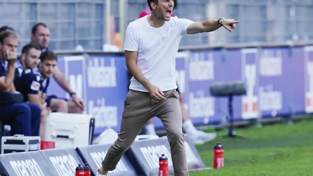 KSC-Trainer-Christian-Eichner-steht-am-Spielfeldrand