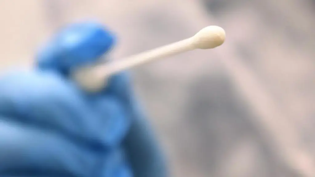 Ein-Arzt-haelt-einen-Tupfer-fuer-einen-Abstrich-fuer-einen-Corona-Test-in-der-Hand