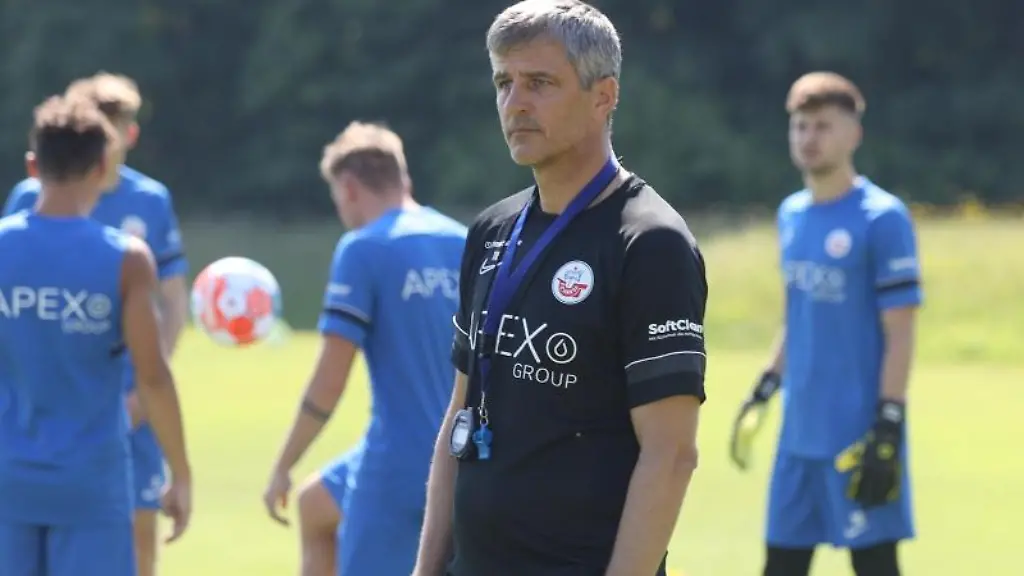 Hansa-Rostocks-Trainer-Jens-Haertel-steht-waehrend-eines-Trainings-auf-dem-Platz