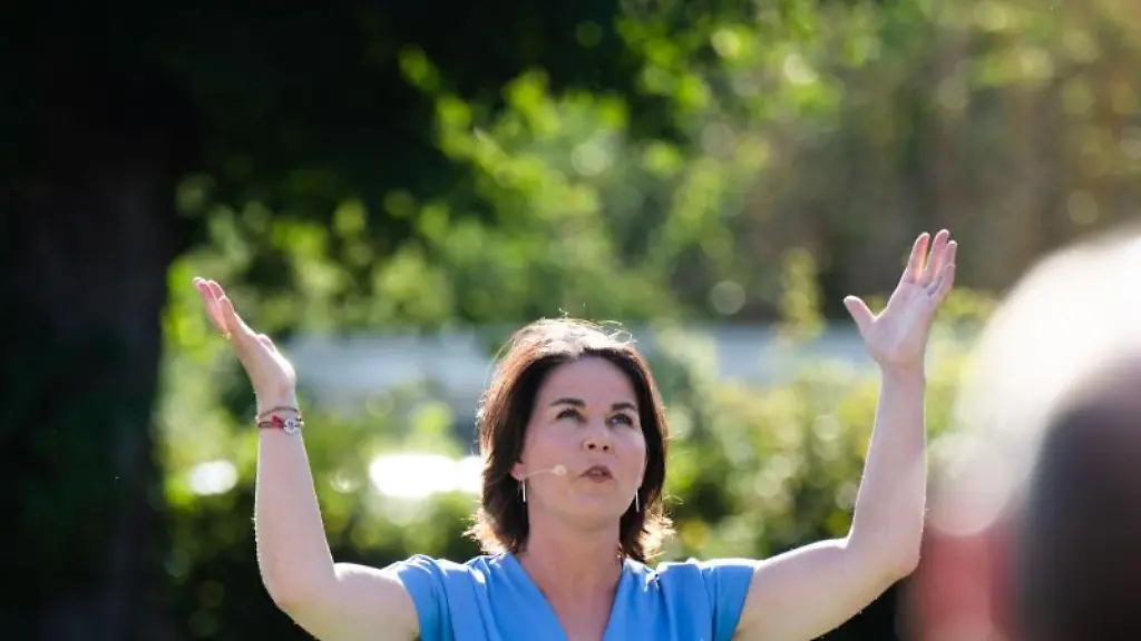 Gruenen-Kanzlerkandidatin-Annalena-Baerbock-spricht-bei-einer-Wahlkampfveranstaltung-in-Pattensen