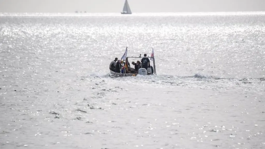 Das-Schauspieler-Paar-Tessa-Mittelstaedt-und-Matthias-Komm-faehrt-zu-einem-Tauchgang-in-der-Ostsee