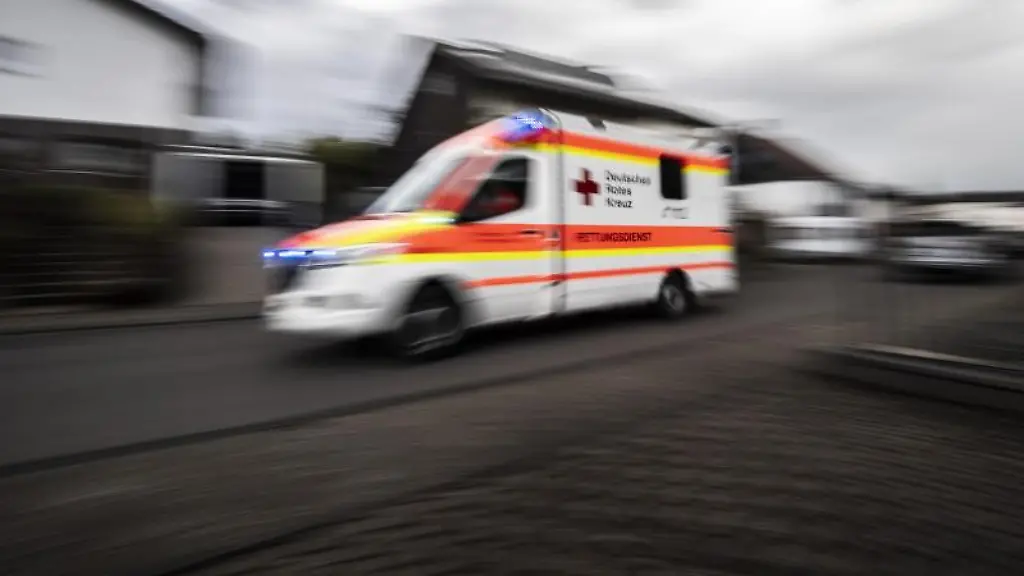 Ein-Rettungswagen-faehrt-ueber-die-Strasse