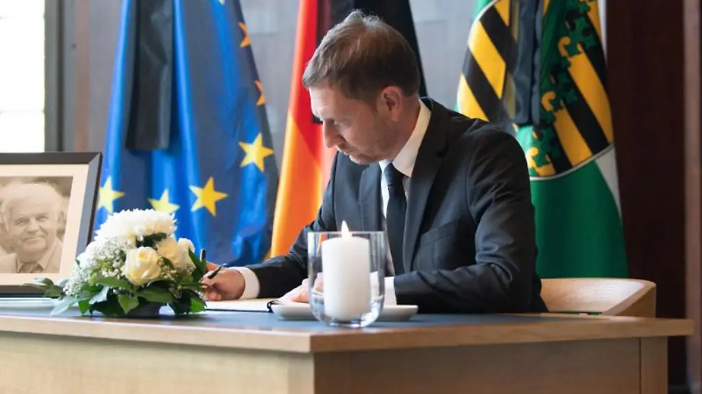Sachsens-Ministerpraesident-Michael-Kretschmer-CDU-traegt-sich-in-das-Kondolenzbuch-fuer-Biedenkopf-ein