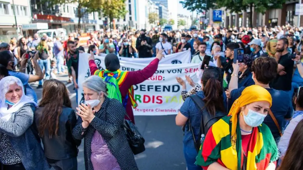 Menschen-demonstrieren-in-Duesseldorf-gegen-Militaeraktionen-der-tuerkischen-Regierung-in-kurdischen-Gebieten