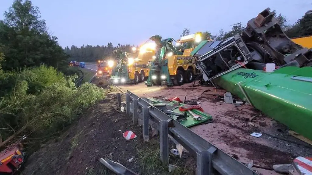 Ein-umgestuerzter-Kran-liegt-nach-einem-Unfall-auf-der-Fahrbahn-der-A7-bei-Neuenstein