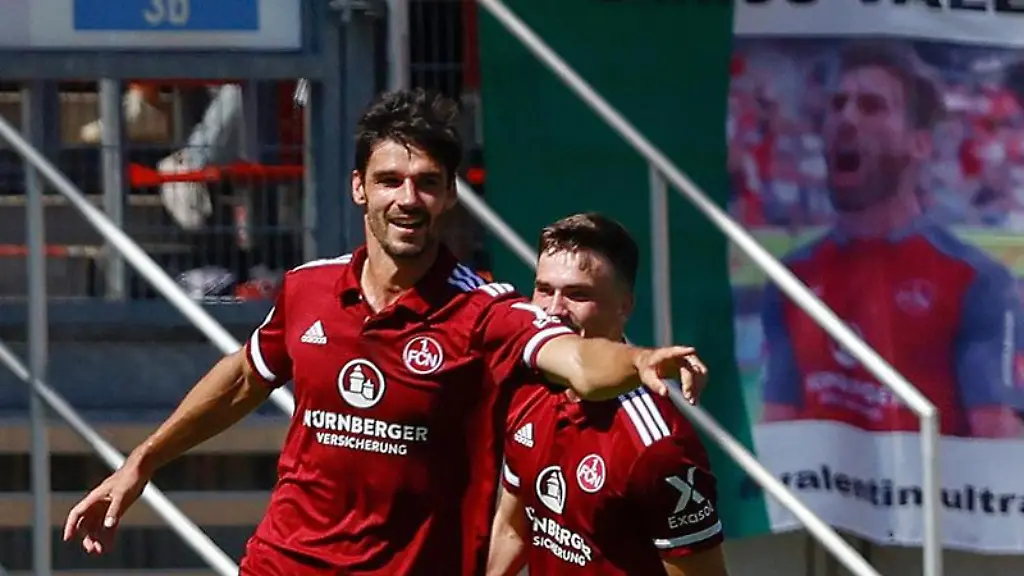 Nuernbergs-Christopher-Schindler-l-freut-sich-ueber-seinen-Treffer-zum-1-0
