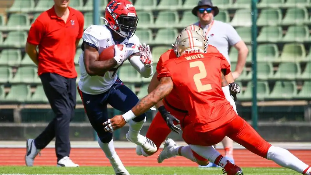 Xavier-Johnson-l-von-den-Hamburg-Sea-Devils-versucht-dem-Tackle-von-Jamaal-White-von-Berlin-Thunder-auszuweichen