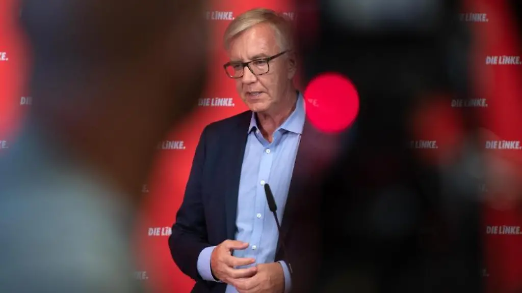 Dietmar-Bartsch-Die-Linke-Spitzenkandidat-fuer-die-Bundestagswahl-spricht-zu-Journalisten
