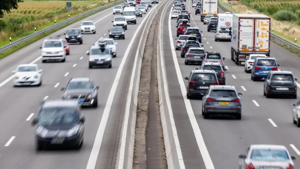 Fahrzeuge-fahren-ueber-eine-Autobahn