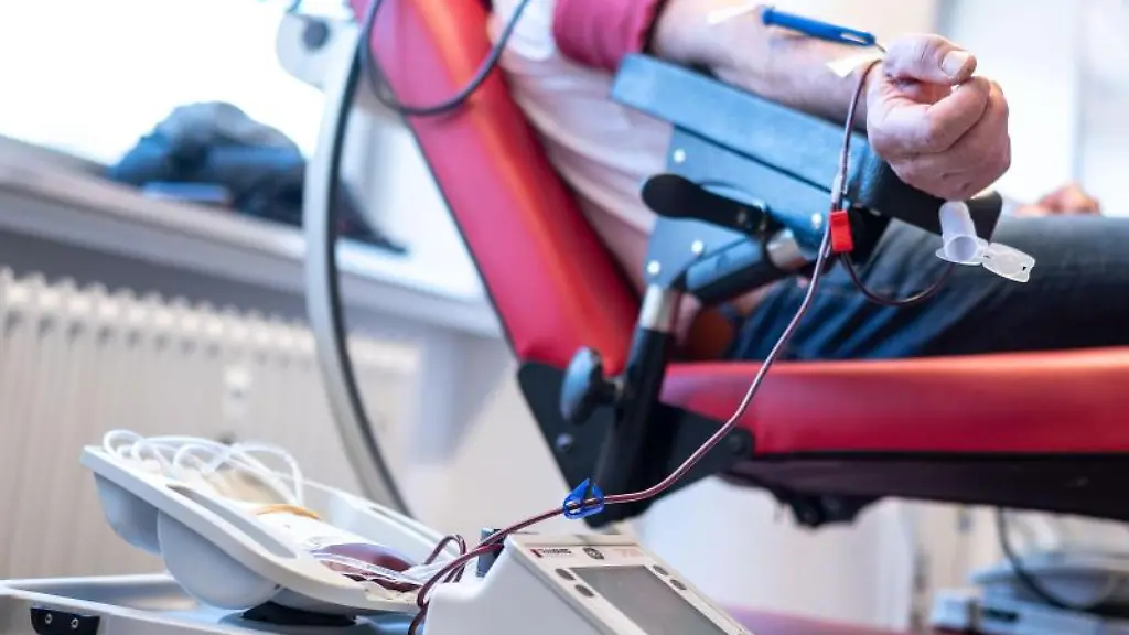 Ein-Mann-spendet-Blut