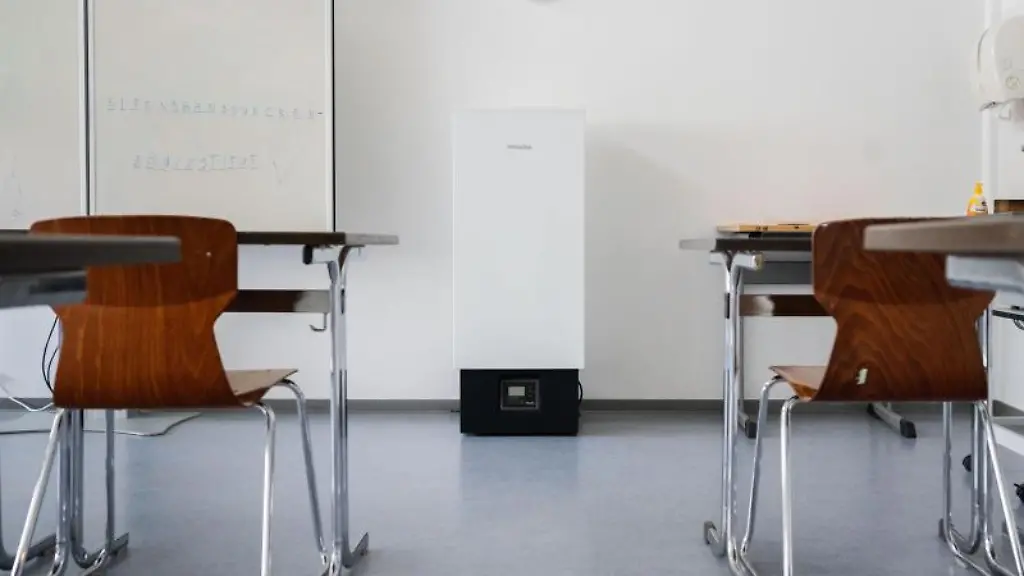 Ein-Luftfilter-steht-in-einem-Klassenzimmer
