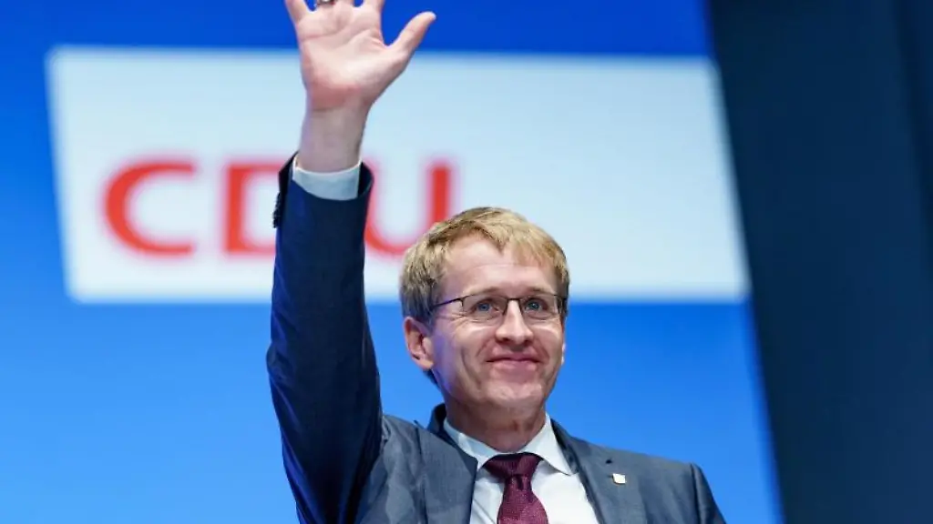 Schleswig-Holsteins-Ministerpraesident-Daniel-Guenther-CDU-winkt-beim-Landesparteitag-der-CDU-Schleswig-Holstein
