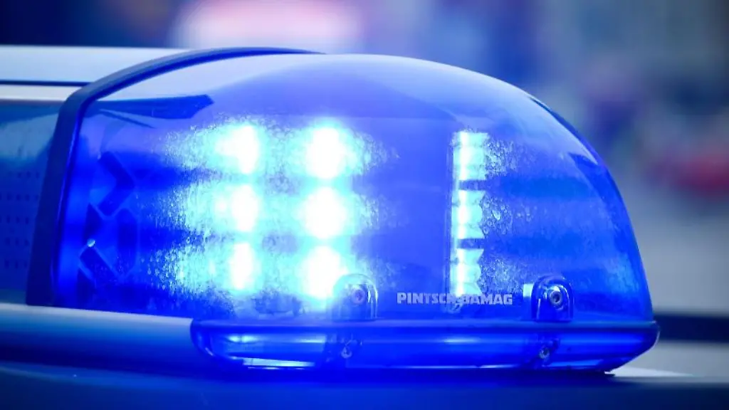 Das-Blaulicht-an-einem-Polizeiauto-leuchtet