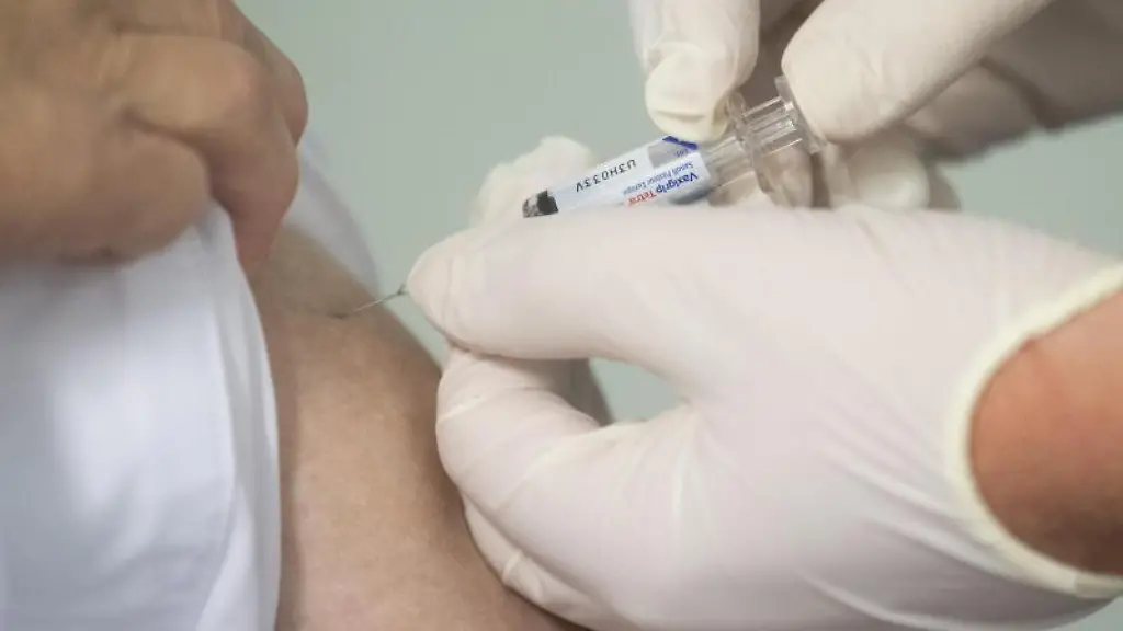 Ein-Mann-wird-geimpft