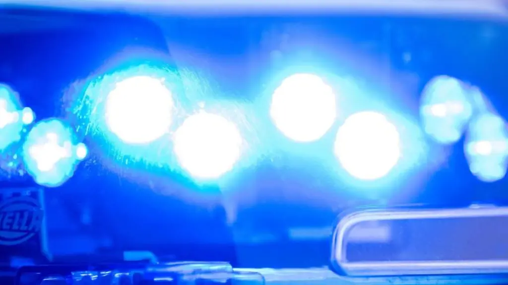 Ein-Blaulicht-leuchtet-auf-dem-Dach-einer-Polizeistreife