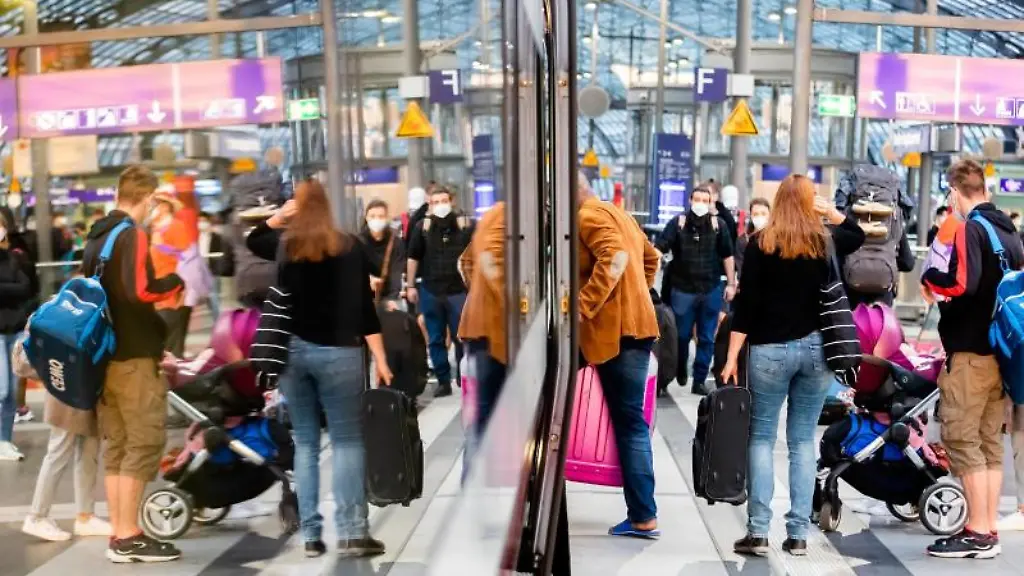 Fahrgaeste-steigen-am-Berliner-Hauptbahnhof-in-einen-ICE-ein