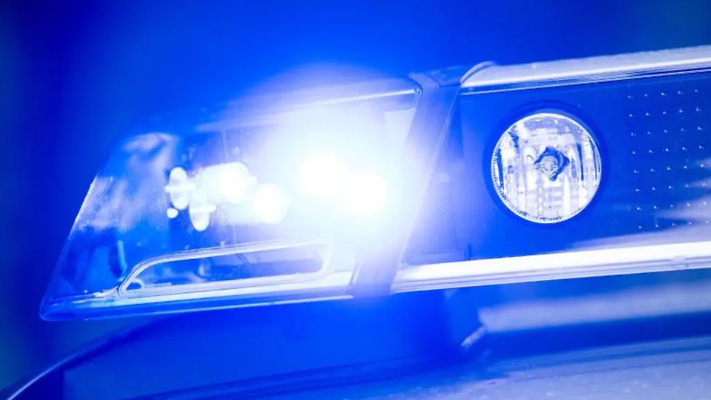 Ein-Blaulicht-leuchtet-auf-dem-Dach-einer-Polizeistreife