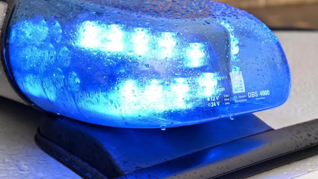 Ein-Streifenwagen-der-Polizei-steht-an-einem-Einsatzort