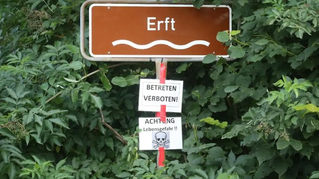 Die-Aufschrift-Betreten-Verboten-prangt-an-einem-Schild-an-der-Erft