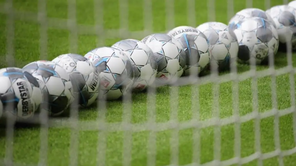 Fussbaelle-liegen-in-einem-Tor
