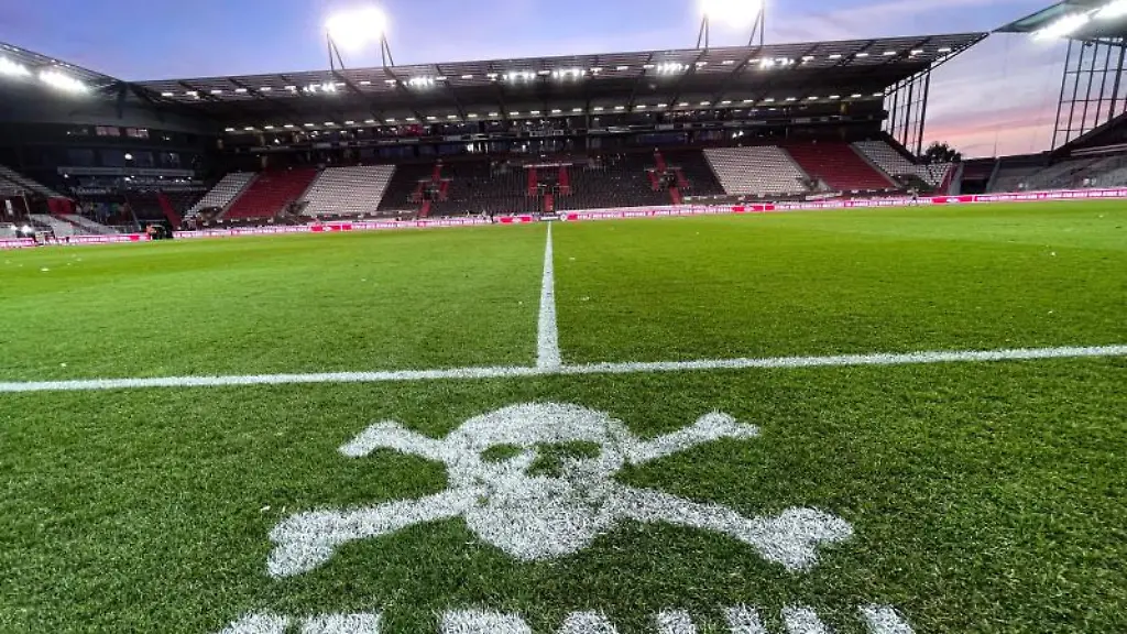 Das-Logo-von-St-Pauli-ist-an-der-Mittellinie-zu-sehen