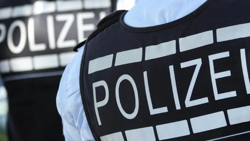 In-Westen-gekleidete-Polizisten